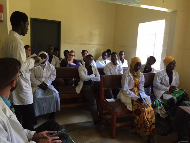 Debriefing with the 3rd year students after ward rounds.